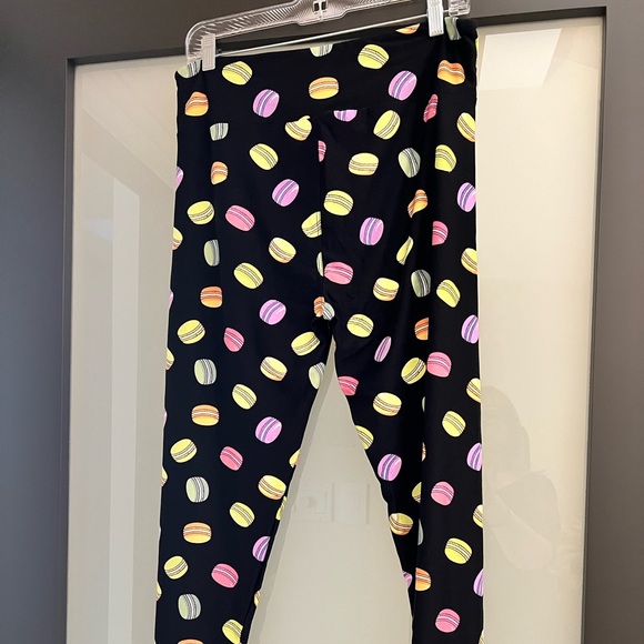 Leggings with macaroon pattern. - Picture 1 of 3